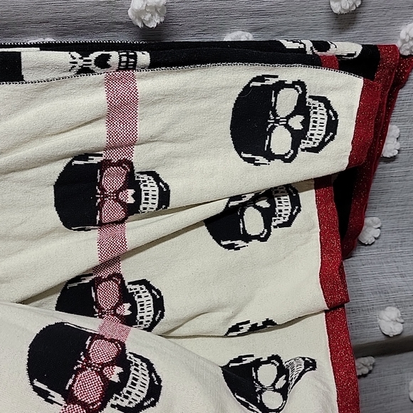 NWT Midnight Fright Cat Eye Glasses Skull Blanket Throw hanger not included - Picture 5 of 8